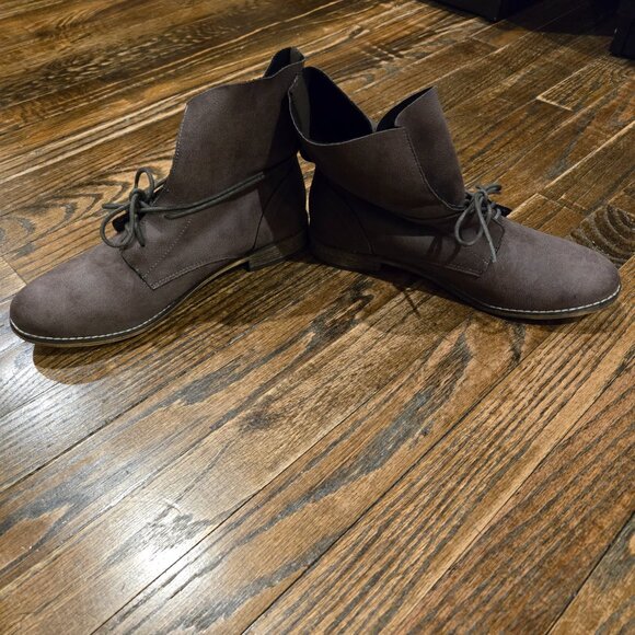 NWOT ANKLE BOOTS - Picture 4 of 6